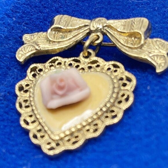 Vtg 1928 Porcelain Rose Brooch Heart Dangle Ribbon Bow Gold Tone Lapel Pin‎ - Picture 2 of 6